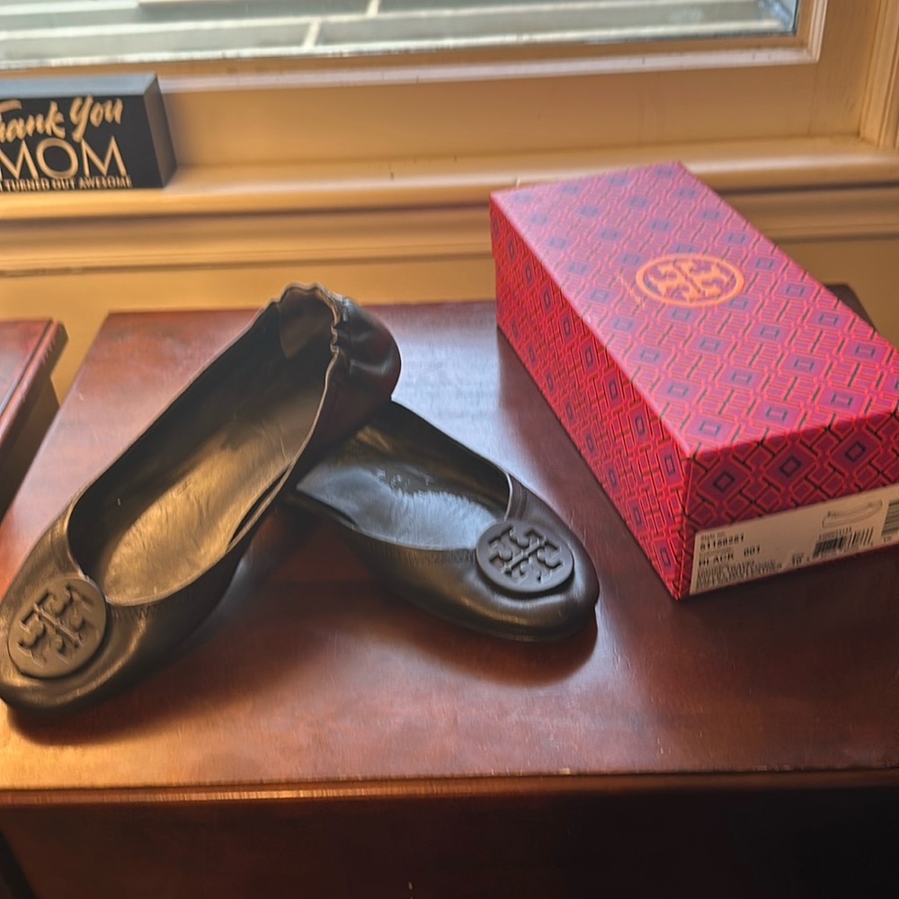 Tory Burch Minnie travel ballet with logo, black size 10